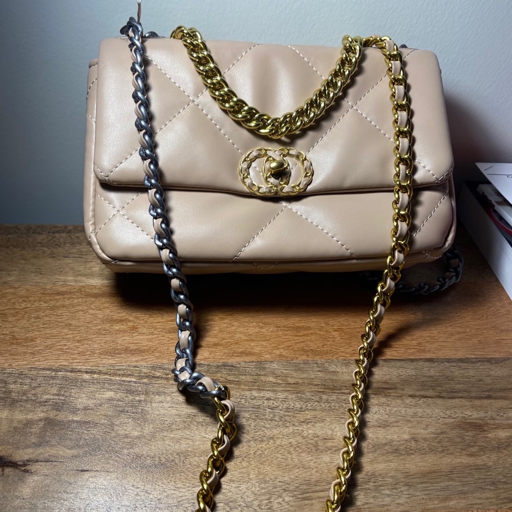 Chain crossbody